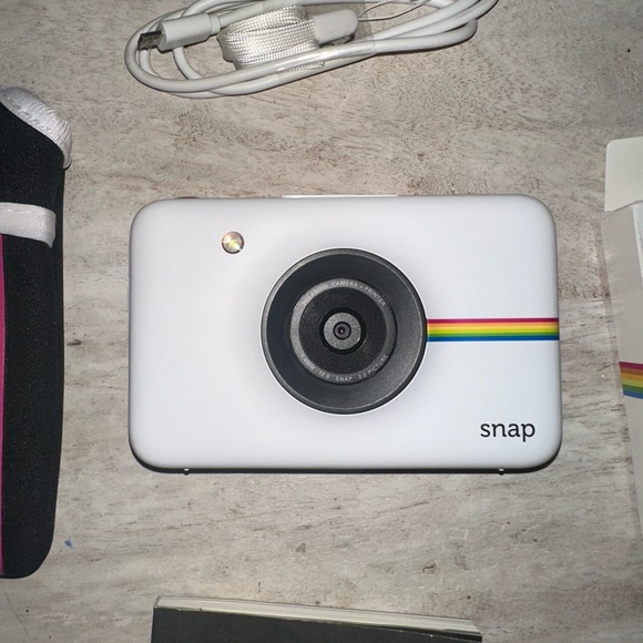 Polaroid Snap Instant Digital Camera with Zink Zero Ink Printing, White - Picture 2 of 5